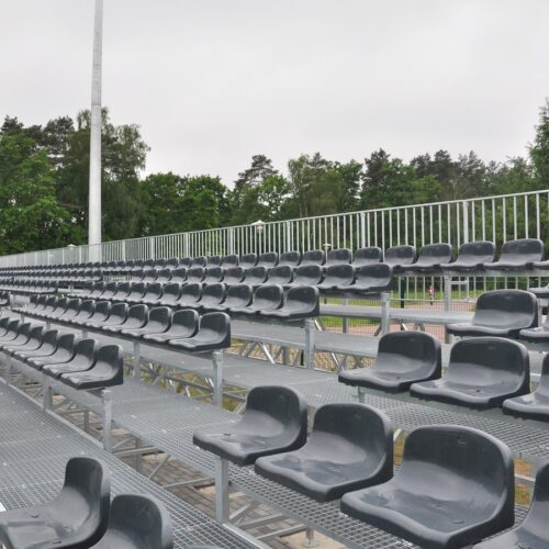 Modulaire sport- tribunes 86 Zitplanken van massief regeneraat ipv kuipstoelen. Aa u de keuze. Onze mini tribunes op maat, een aanwinst voor uw sportaccommodatie.